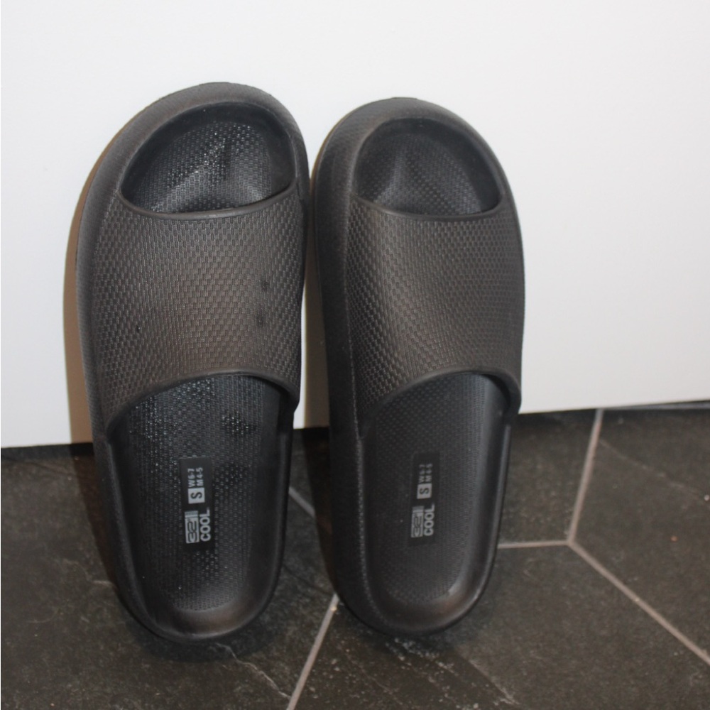 Black 32 Degrees Unisex Cushion Slides – US W 6-7 / M 4-5 🖤